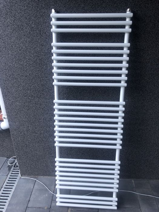 Nowy Grzejnik łazienkowy z kompletem zaworów