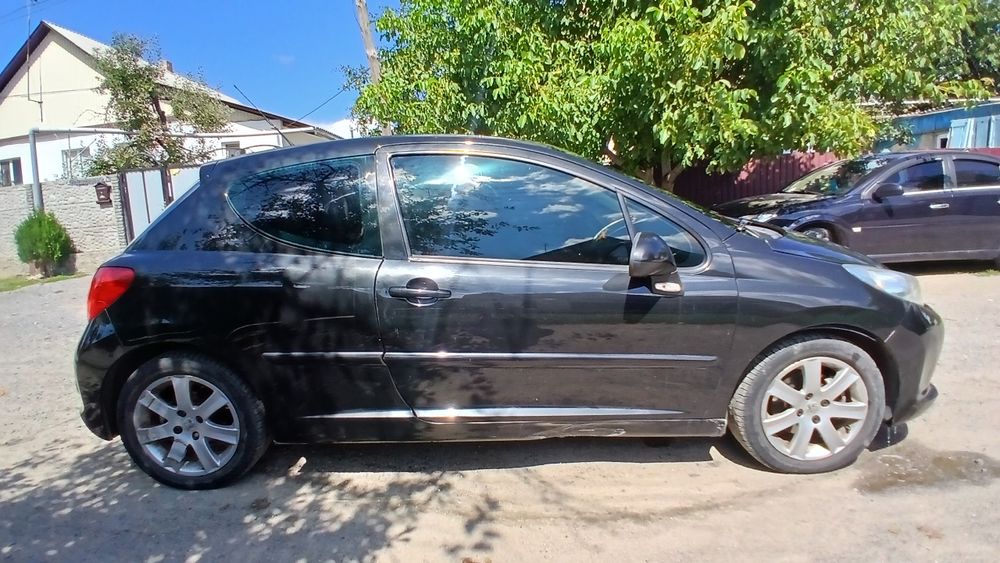 Пежо 207 2007 год 1.6 бензин в идеальном состояние