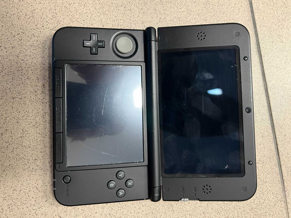 Nintendo 3DS XL.