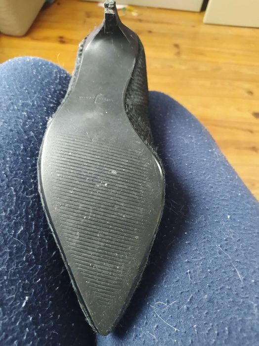 Sapatos de cerimónia a precisar de umas capas, usados duas vezes