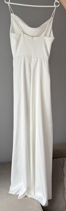 Святкова біла сукня із розрізом на нозі