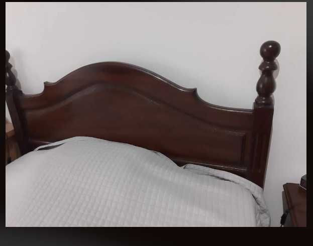 Cama de madeira com estrado e mesa de cabeceira