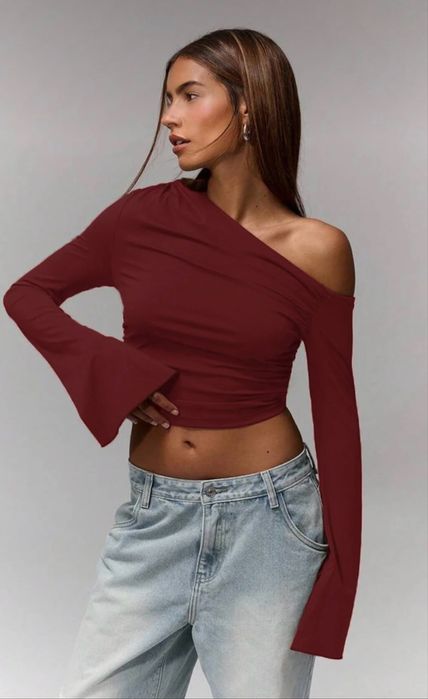 Кроп-топ з відкритим плечем та розкльошеними рукавами