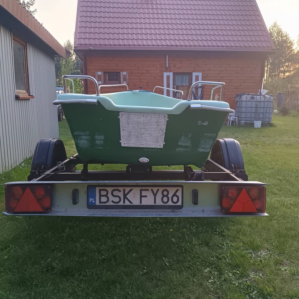 Łódź motorowa z przyczepą