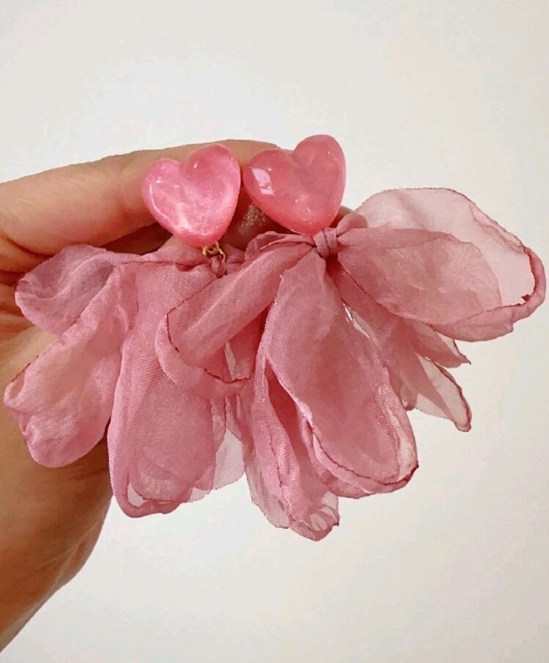 Kolczyki płatki jedwabne słodki róż I akrylowe serduszko