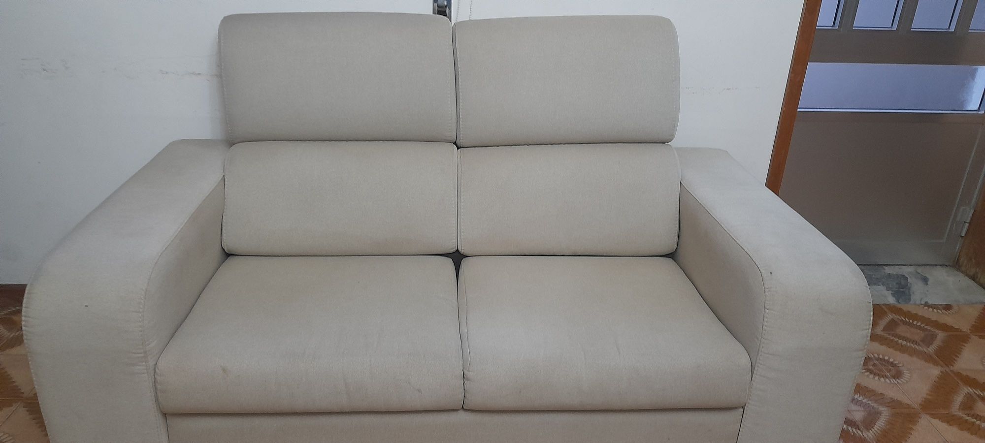 Conjunto de 2 sofás de sala, 3 e 2 lugares, em tecido beige