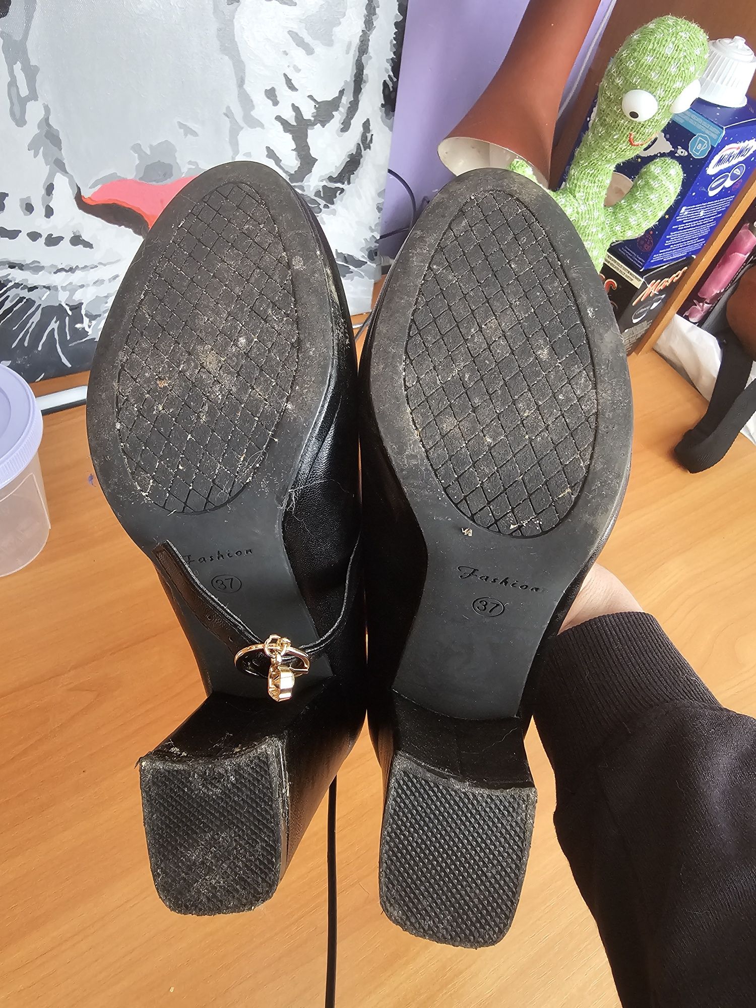 Туфлі чорні на каблуку
