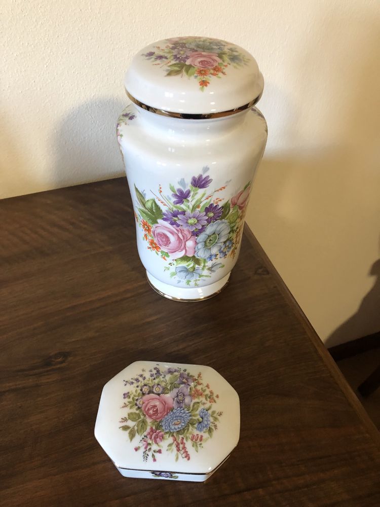 Conjunto de Jarra com. Tampa e caixinha em porcelana