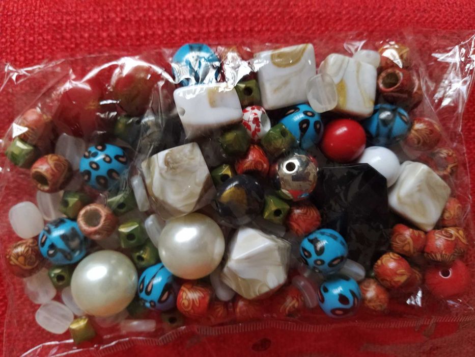 Embalagem com diverso material para atividades criativas