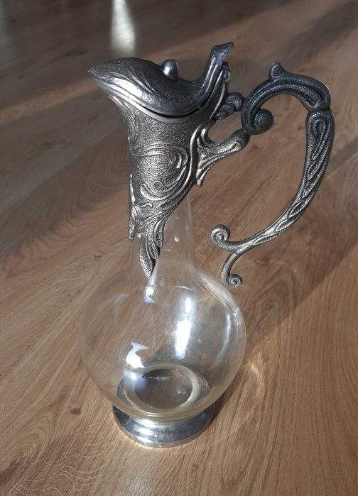 Karafka na wino w neoklasycystycznym stylu