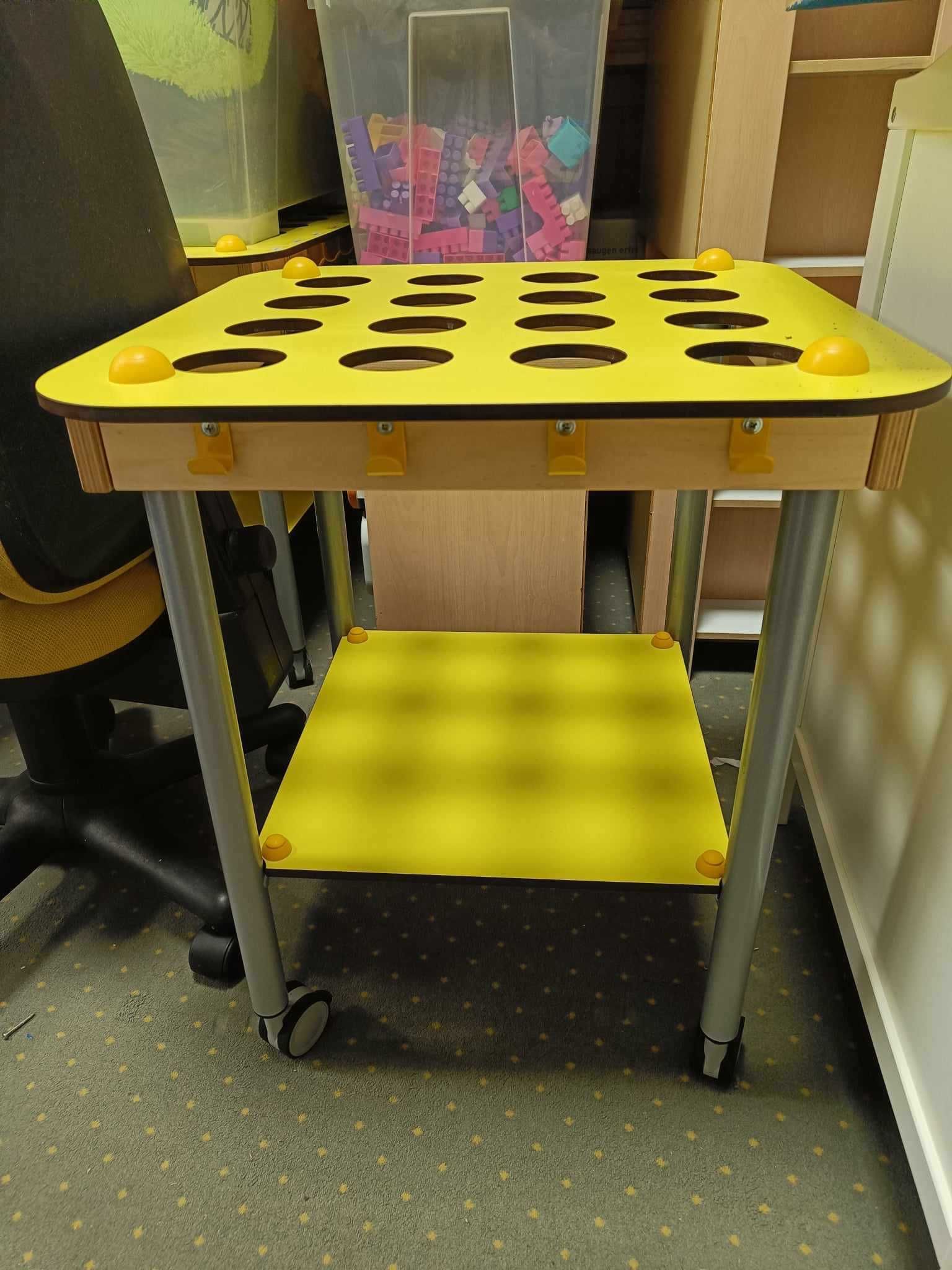 Wyposażenie żłobka / przedszkola - mobilny stolik na kubeczki
