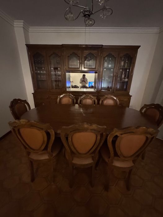 Conjunto de móvel e mesa com cadeiras