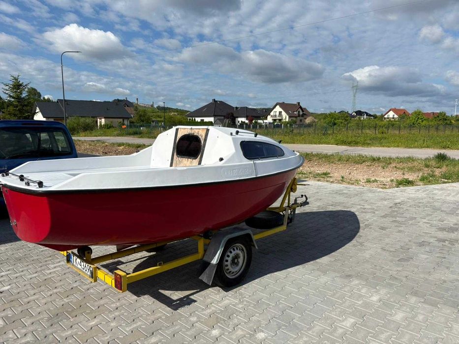 Łódź BEZ 2 z silnikiem i przyczepą