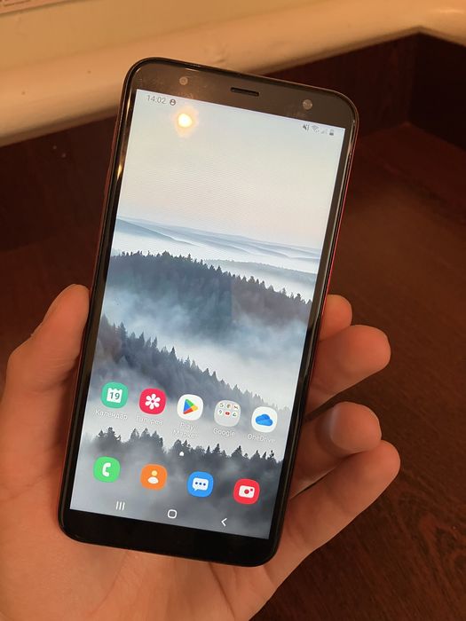 Galaxy J6+ з чехлом