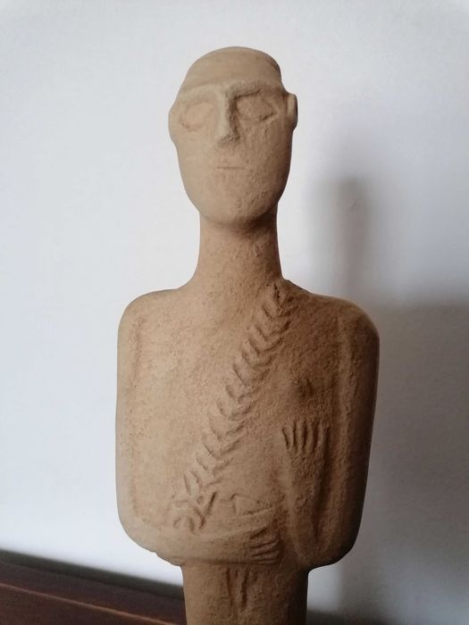 Reprodução de guerreiro da arte cicládica (Ilhas Cíclades no Mar Egeu)