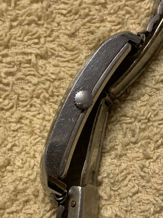 Relógio Elleta mecânico a funcionar