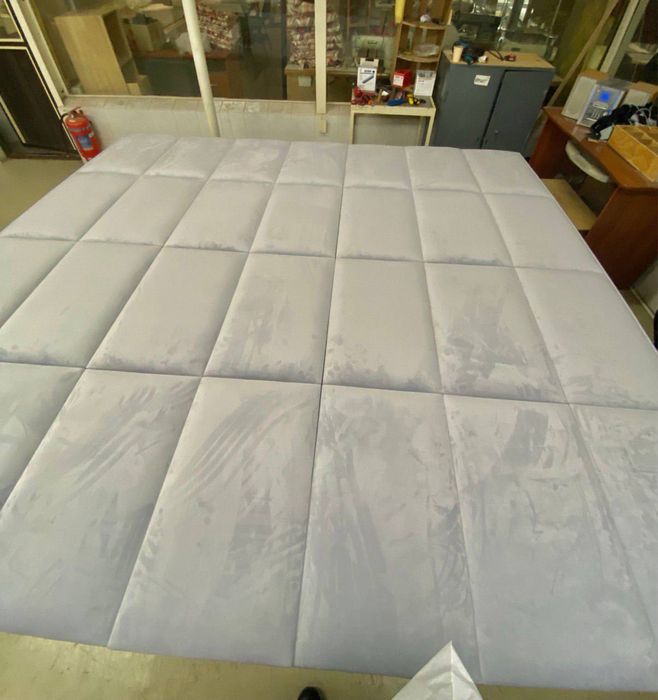 Мʼяка панель на деревʼяному