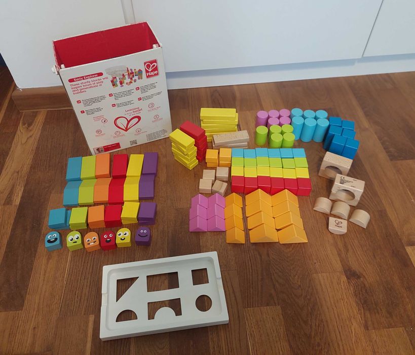 Drewniane klocki edukacyjne Hape i Cubika, kolorowe, 131 el.
