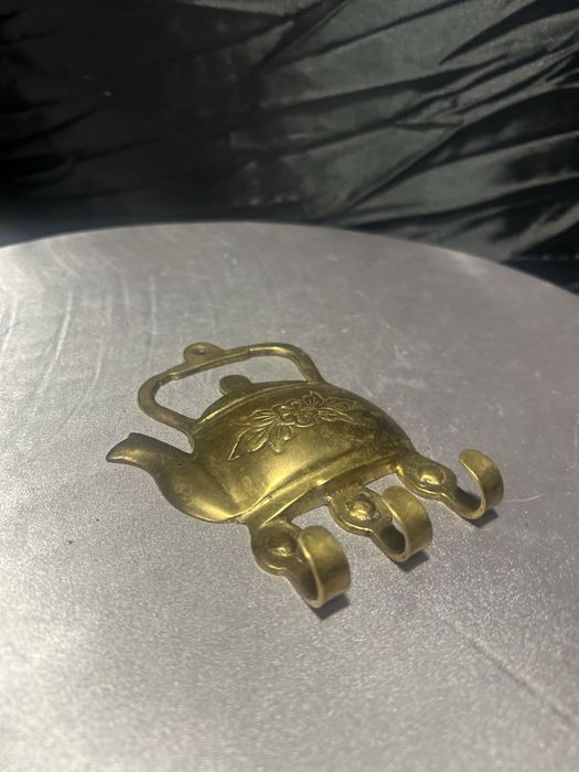 Wieszak mosiężny w kształcie czajniczka – 3 haczyki dekoracja vintage