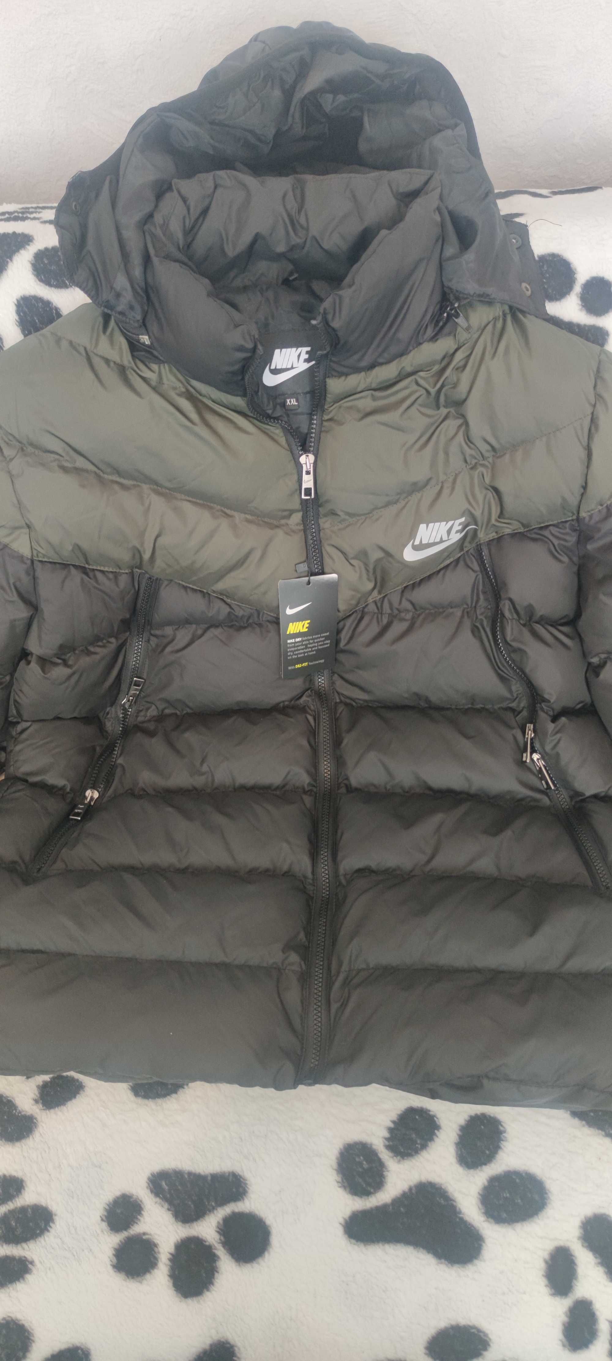 Куртка зимова чоловіча NIKE розмір XL, колір чорно зелений