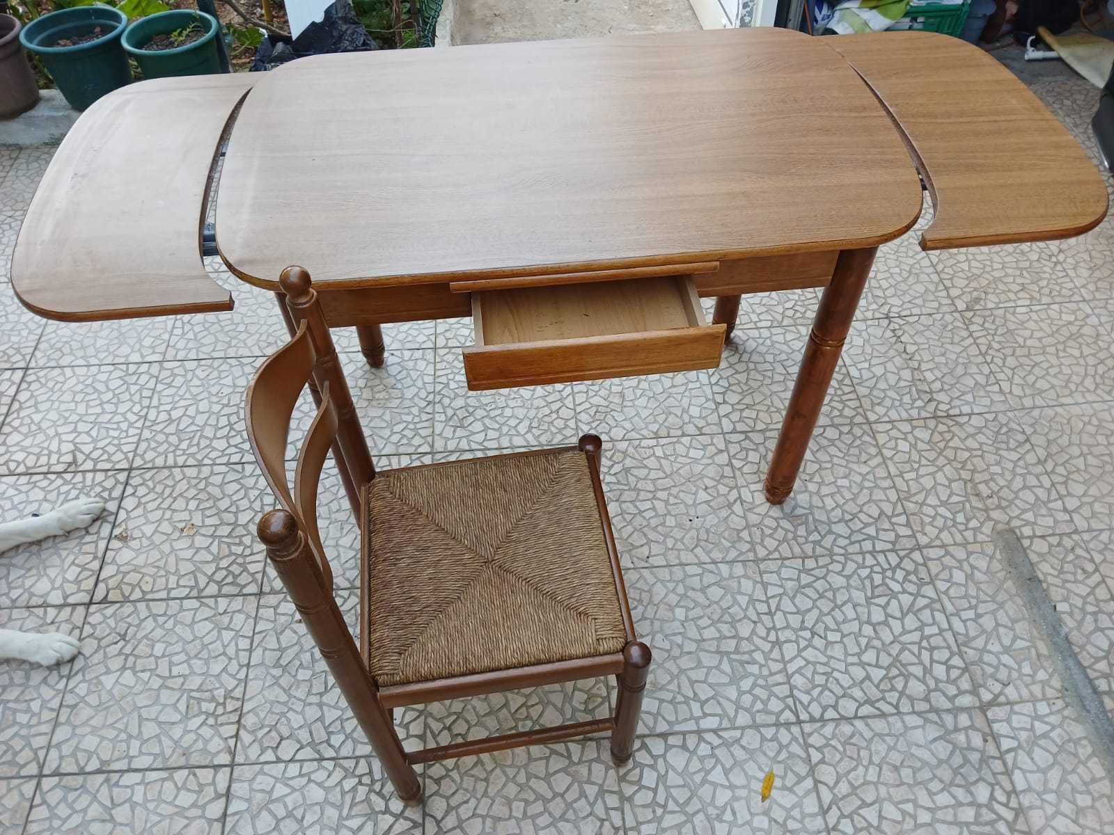 Mesa em madeira de cozinha ou sala