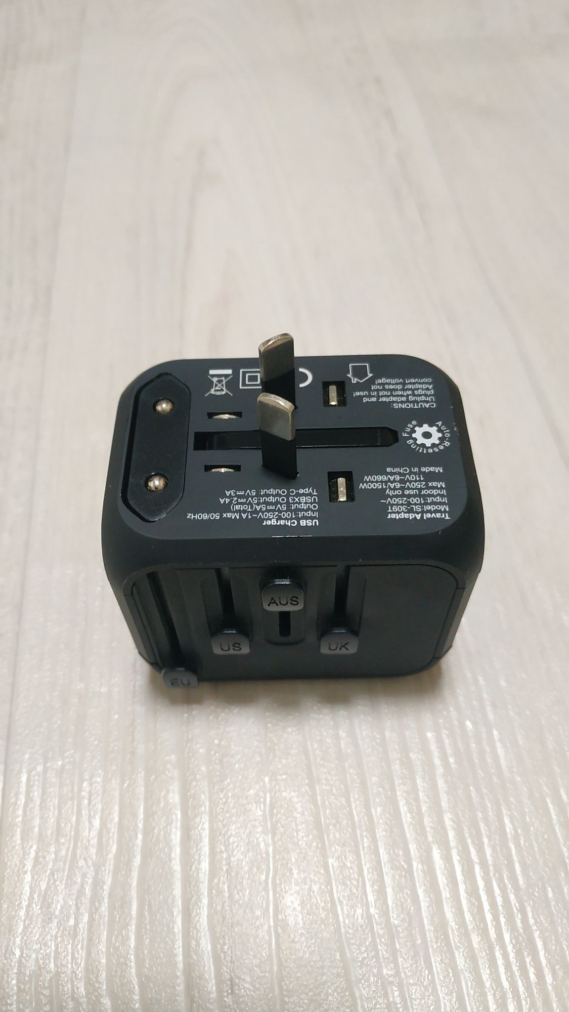 Зарядник TRAVEL adapter with usb