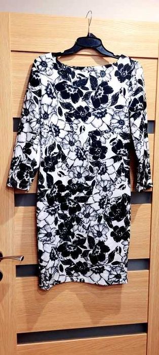Biało czarna sukienka Mohito kwiaty