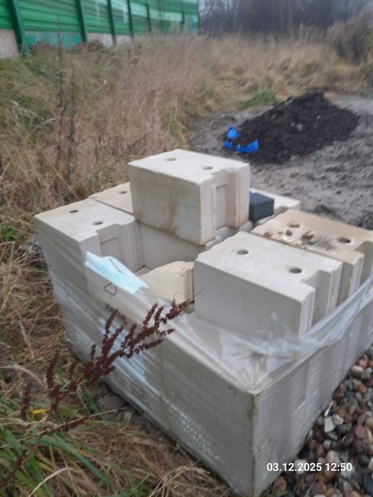 Bloczki Xella paleta mokre od deszczu