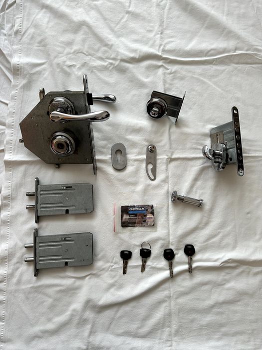 Zamek górny i dolny GERDA do drzwi SX20 z kompletem kluczy + wizjer