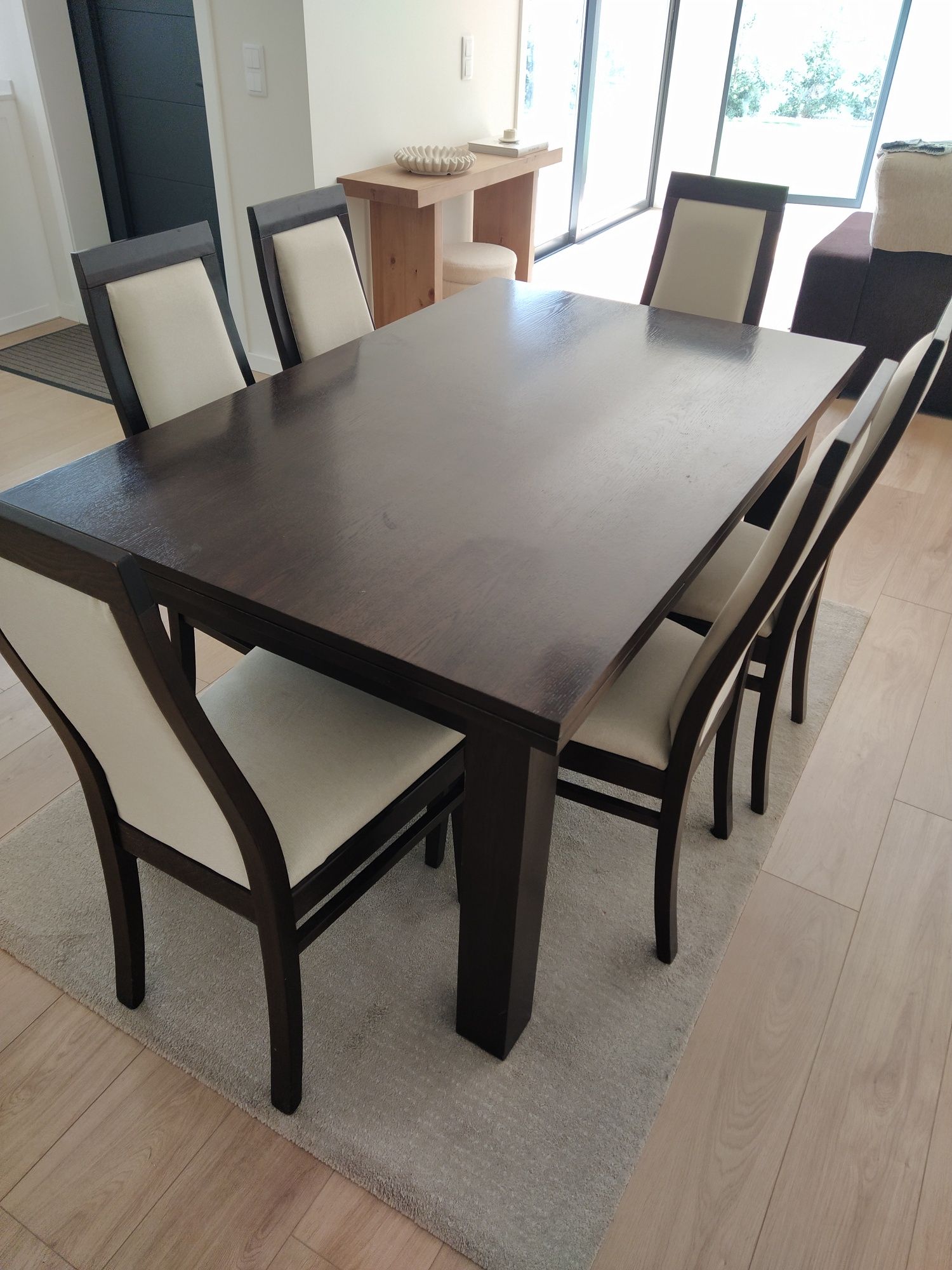 Mesa de jantar e cadeiras