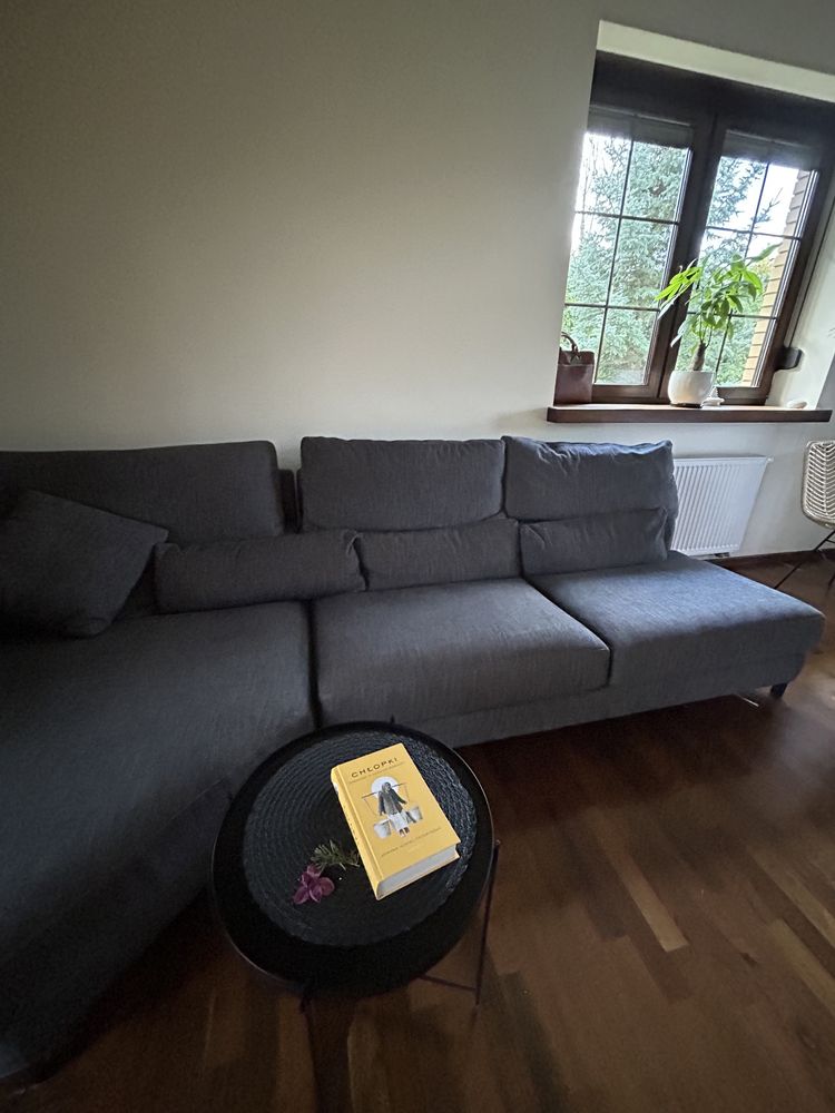 Stylowa, komfortowa sofa w kolorze pięknej szarości
