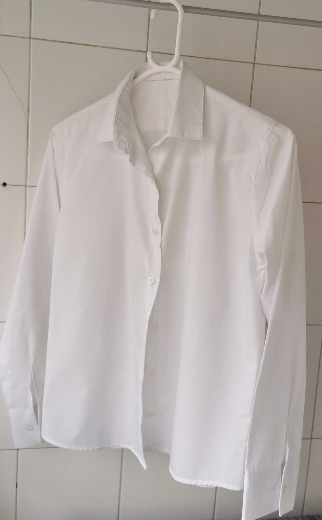 Duas Blusas/camisetes brancas, de tecido fino e fresco