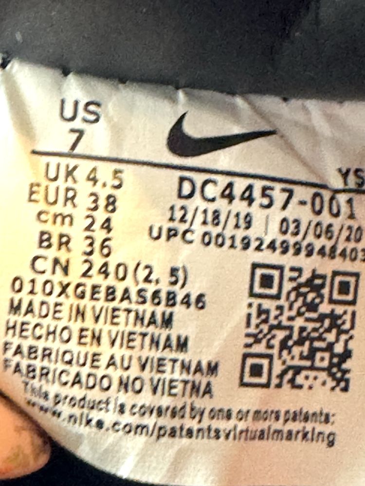 Кроссовки Nike НОВЫЕ 37 размер