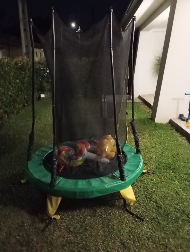 Trampolim como novo