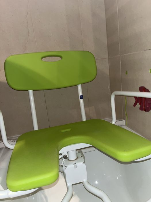 Cadeira giratória para auxiliar o banho