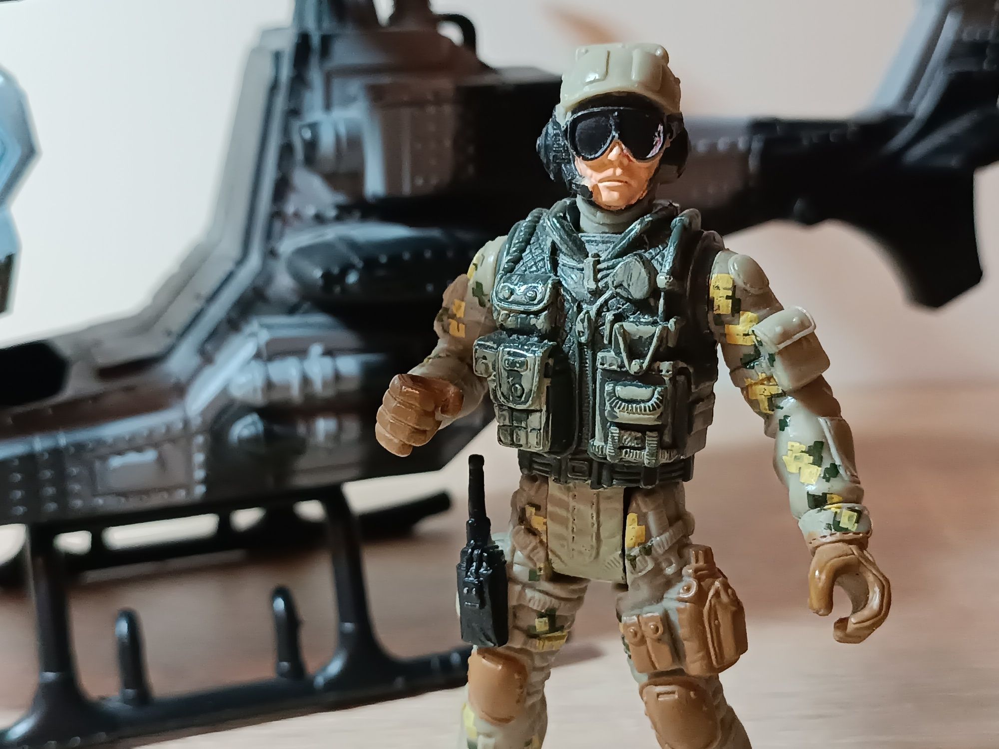 Helikopter śmigłowiec plus figurka pilota czap mei