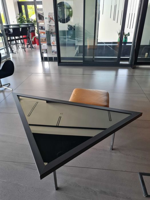 Stolik trójkątny z lustrzanym blatem