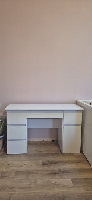 Biała toaletka z lustrem oraz oświetleniem