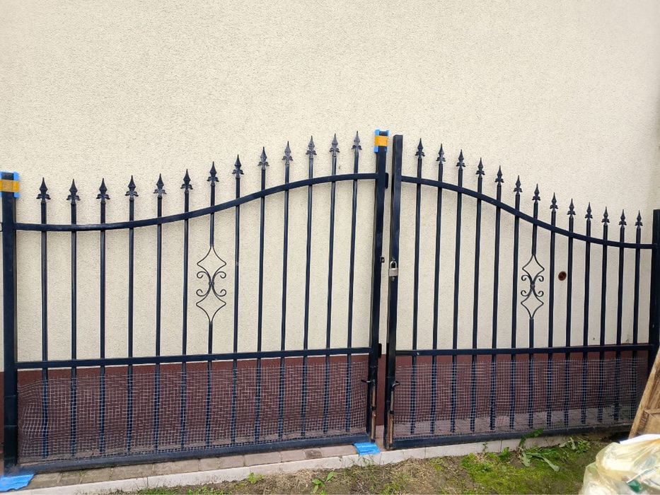 Brama wiazdowa używana czarna 3,5m z furtką. Stan dobry