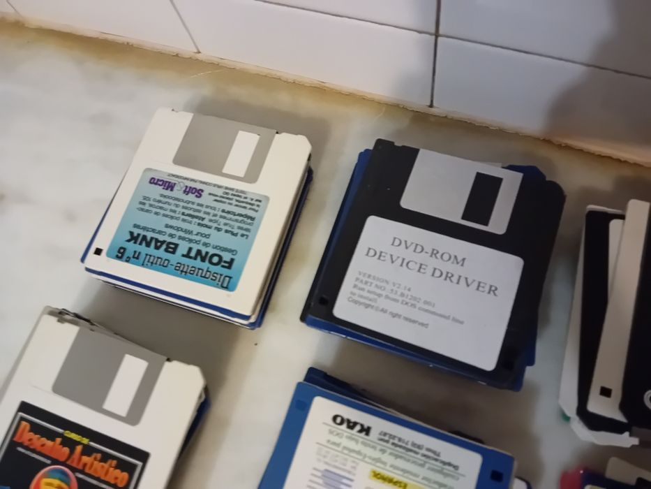 Conjunto de 75 Disquetes 3.5 DD