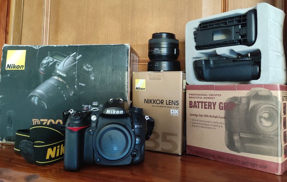Nikon D7000 + Nikon DX AF-S Nikkor 35mm 1:1.8G + змінний зарядний блок