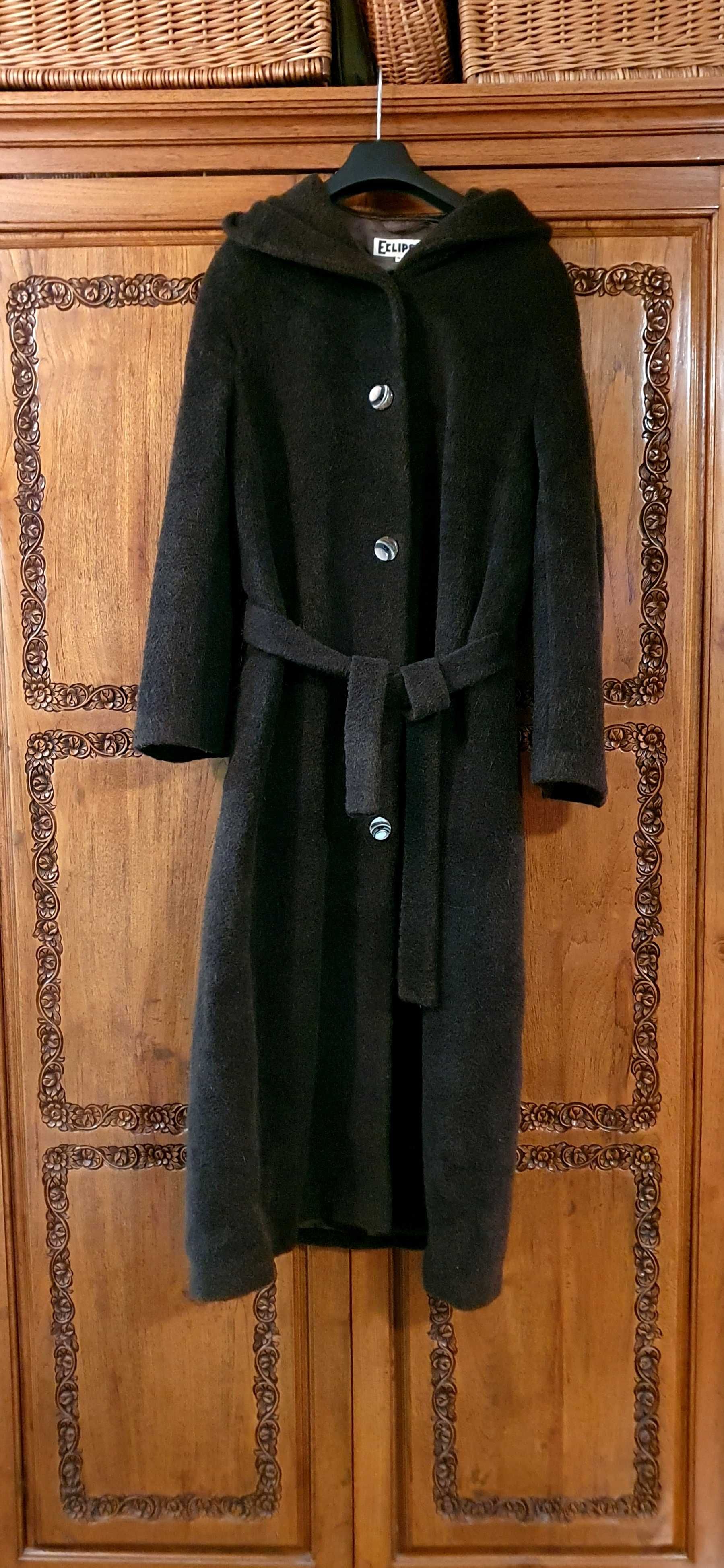 Elegancki, długi i ciepły płaszcz z kapturem z wełny i alpaki.Brązowy.