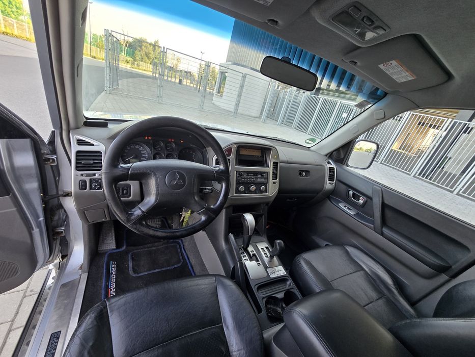 Pajero 3,2 diesel Rally Art  7 osób automat hak 3,3t