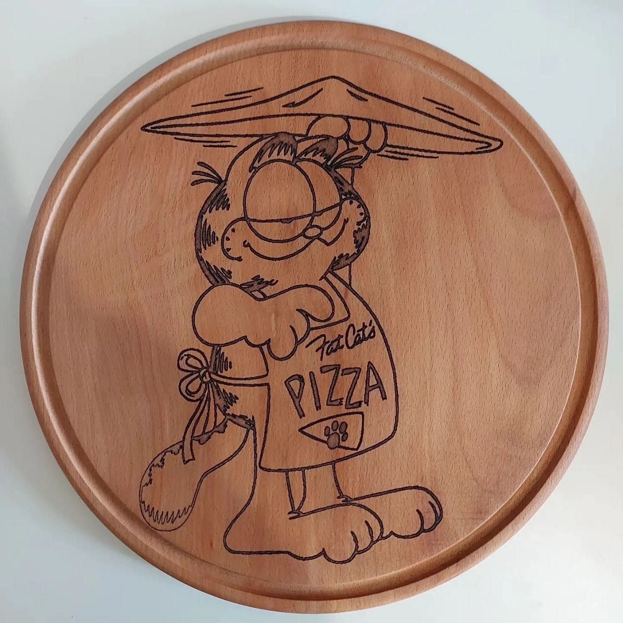 Кругла деревʼяна обробна дошка під піцу
