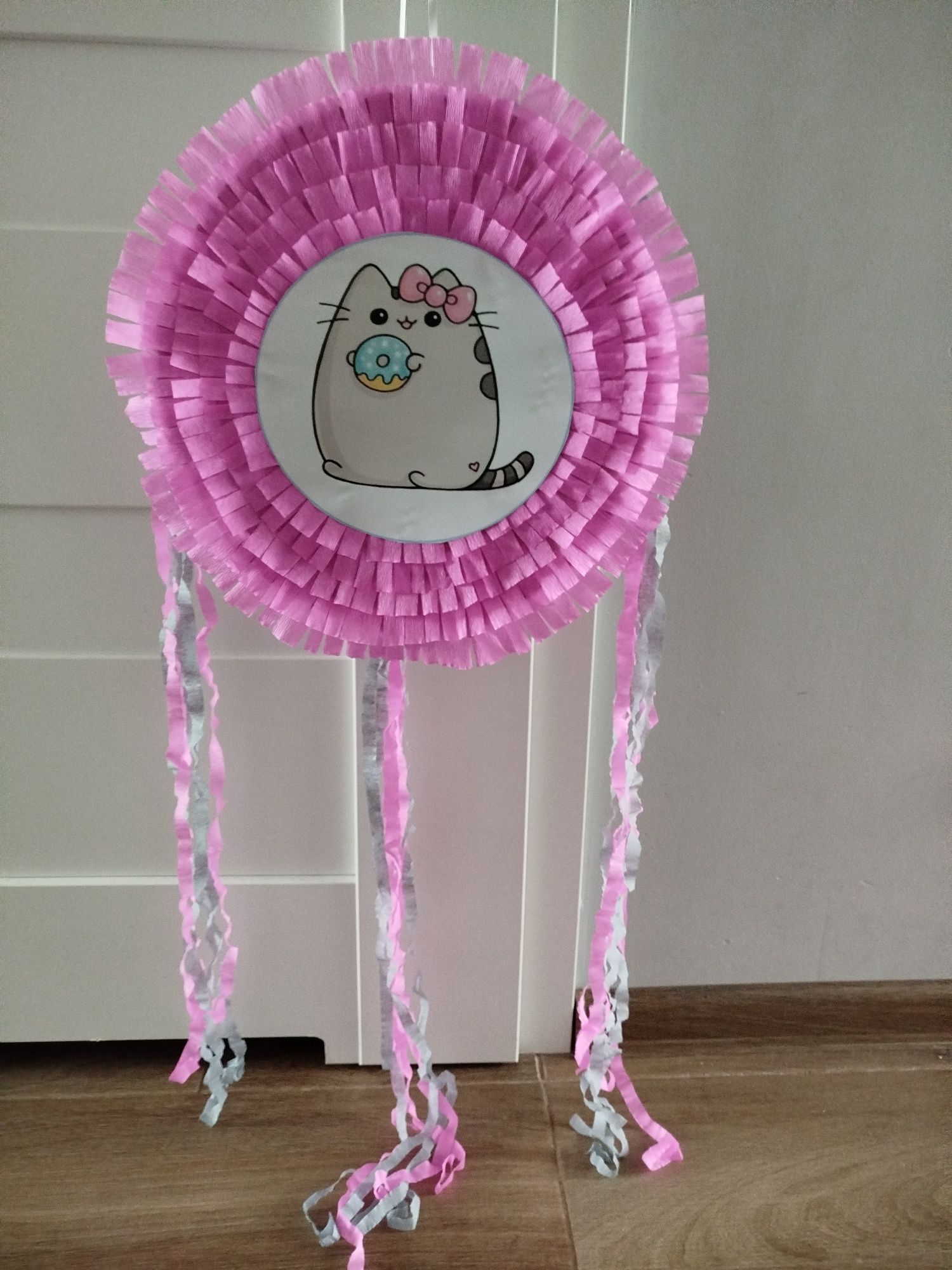 Piniata kot pusheen różowo szara z tasiemkami