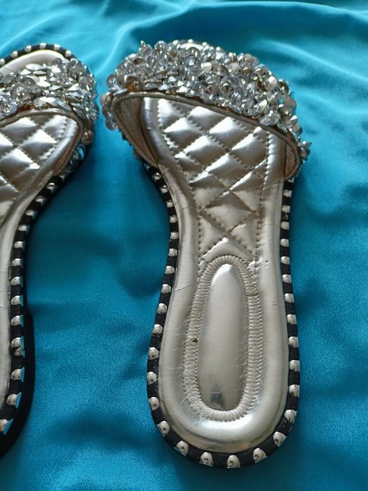 śliczne klapki damskie rozmiar 37, długość wkładki 24 cm.