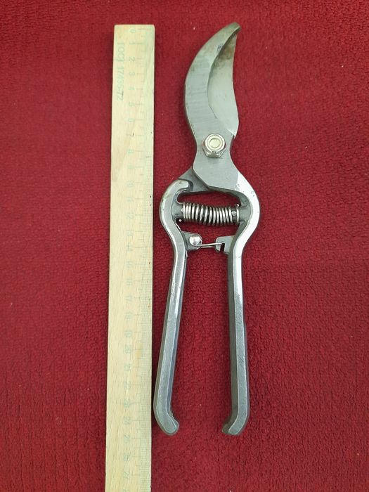 Сікатор садовий для обрізки