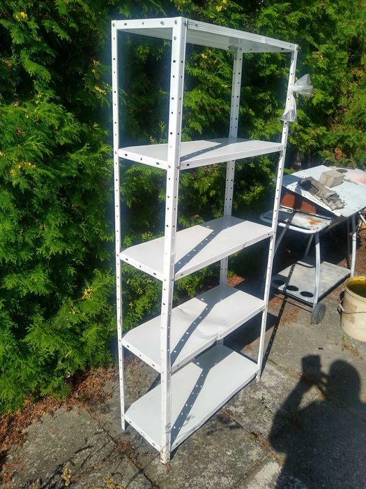 Regał metalowy, biały, lekki, 50 zł.