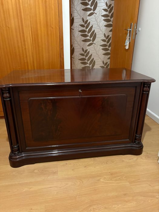 Baú em madeira maciça – estilo clássico