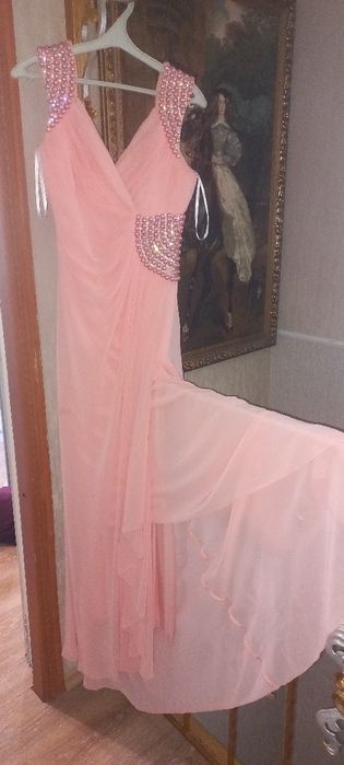 Вечірня або випускнс сукня.